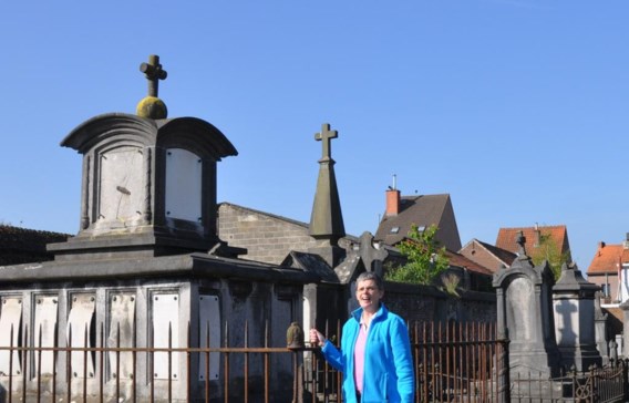 Hilde Rummens, die oude graven bestudeert, toont enkele monumentale grafkelders die er verwaarloosd bij staan.