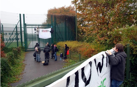 Niet iedereen vindt gesloten asielcentra een goed idee. Deze activisten protesteerden ertegen voor de deur van Vottem in 2008.