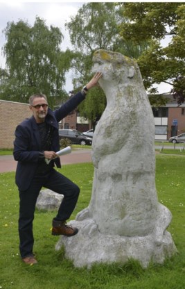 Kunstcriticus Johan Debruyne: ‘Het standbeeld mag beter onderhouden worden, want nu zit de marmot onder mos en aanslag.’