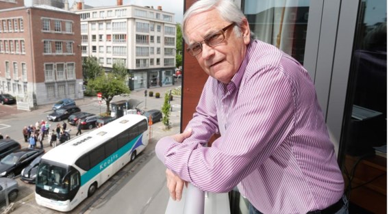 Jacques De Doncker kijkt vanop het terras van zijn flat aan het Laurentplein meteen op een foutgeparkeerde bus.