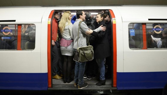 Het was voor de Londenaars dringen om in een van de schaars rijdende metrostellen te geraken.