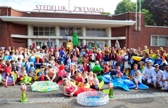 150 aanwezigen scandeerden; ‘Wij willen het zwembad open’.