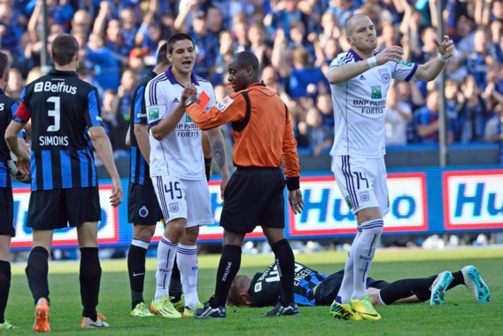 Jérôme Nzolo stuurt Mitrovic, die zich heel dom liet provoceren, van het veld.