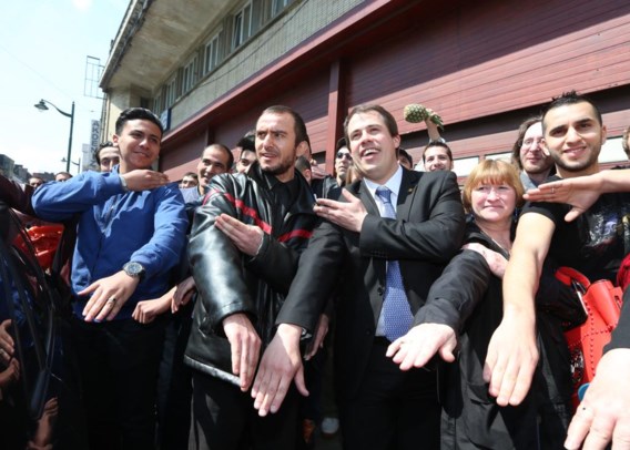 Laurent Louis maakte meermaals een ‘quenelle’ voor de camera’s.