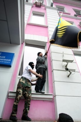 Pro-Russische betogers bezetten overheidsgebouwen in Donetsk.