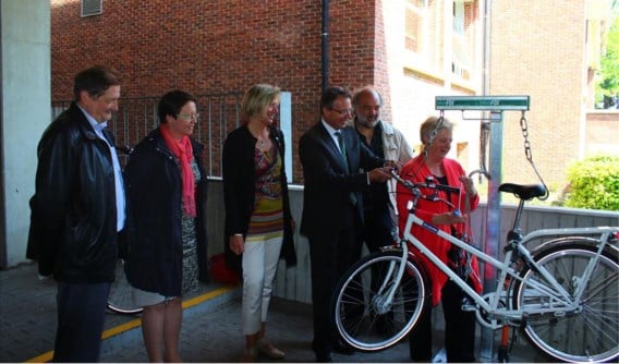 De vertegenwoordigers van de KU Leuven konden haast niet wachten om de fietsherstelboog zelf uit te testen.
