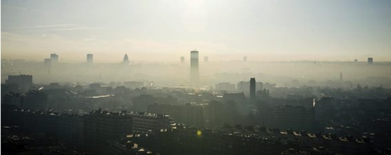 Smog boven Brussel: ‘Luchtvervuiling verlaagt de levensverwachting met een jaar.’