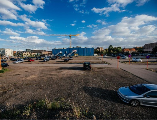 Deze parking langs de oude Versuz verdwijnt. Er komen appartementen en handelszaken.