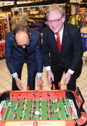 Bondsvoorzitter François De Keersmaecker test de Duivels-koopwaar in supermarkt Carrefour.