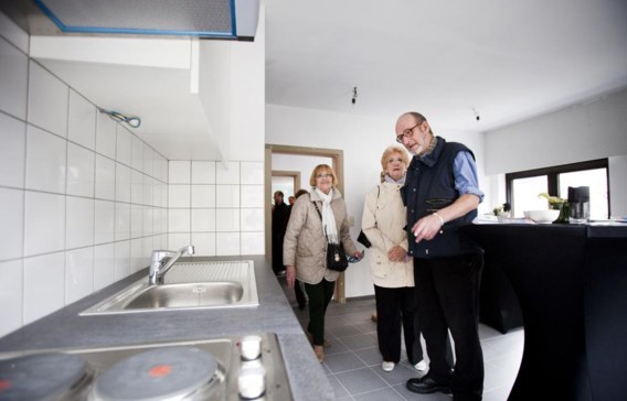 Georges Gorremans (rechts) inspecteert zijn nieuwe leefruimte. ‘Ik ben blij dat ik in deze buurt kan blijven.’ 