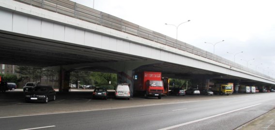 Het AWV wil voorkomen dat chauffeurs via de parkings onder het viaduct in Wilrijk van rijrichting veranderen.