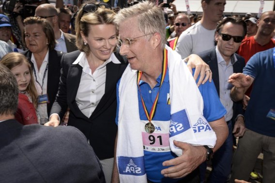 Koning Filip was een van de ruim 40.000 lopers. Hij haalde de finishlijn na 1.58 uur.