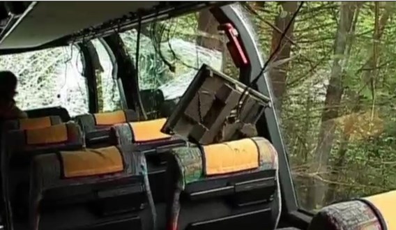 De bomen verhinderden dat de bus nog dieper belandde.