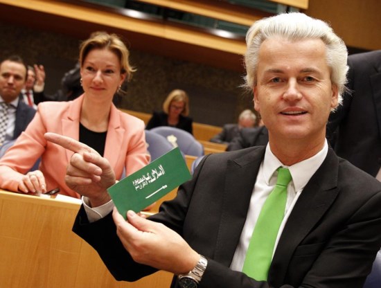 Wilders met de gewraakte sticker.