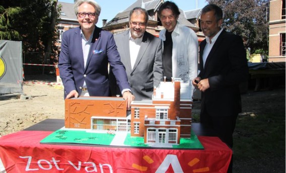 Schepen Philip Heylen, districtsschepen Koen Raets, Dirk Denoyelle en architect Lootens stellen de Lego-maquette voor.