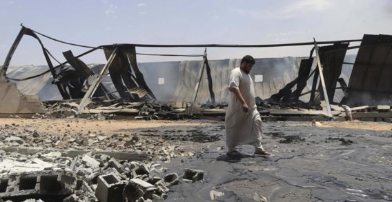 Sporen van het zware geweld tussen verschillende milities in Benghazi: een vernielde opslagplaats.