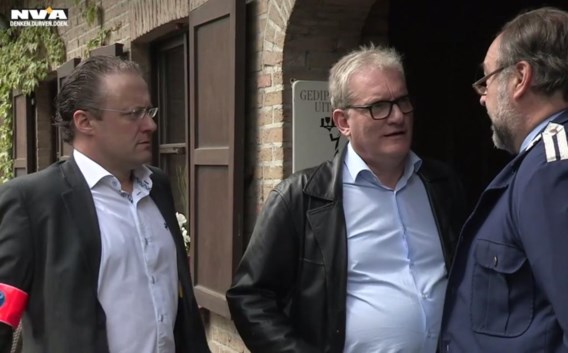 Van Den Driessche met politieman Descheemaecker
