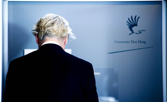 Geert Wilders brengt zijn stem uit in Den Haag. Volgens de exitpolls verliest de PVV, die zich als anti-Europese partij profileert, zwaar.