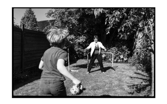 Meyrem Almaci speelt nog snel een potje voetbal met haar kinderen voor ze op campagne vertrekt.