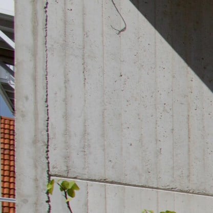 Overal in de woning mag beton gewoon beton zijn, zonder extra afwerking. De vloer werd gepolierd.