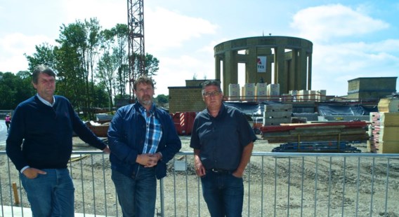 Philip Rathé (midden) en collega gemeenteraadsleden Arnel Calcoen (rechts) en Jo Rousseau.