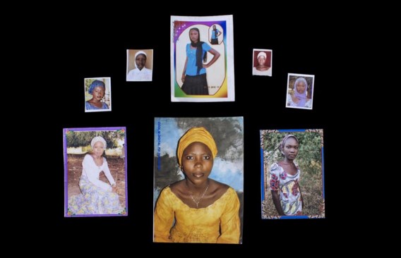 In de handen van Boko Haram. Bovenaan v.l.n.r.: Yana Pogu, Rhoda Peters, Saratu Ayuba, Comfort Bullus, Dorcas Yakubu. Onderaan v.l.n.r.: Hauwa Mutah, Hajara Isa, Rivkatu Ngalang.