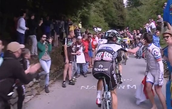 Wout Poels pakt zonnebril af van irritante wielerfan