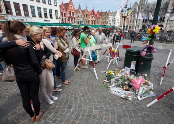Op de Markt in Brugge legden vrienden van Mikey Peeters bloemen neer.