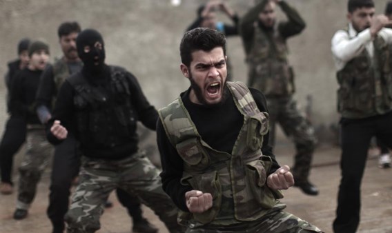 Radicale Syrische rebellen trainen in een kamp nabij Idlib in Syrië.