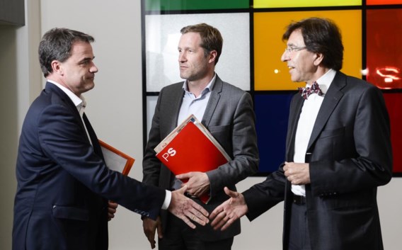 Archiefbeeld met Benoit Lutgen (CDH) en de Waalse onderhandelaars.