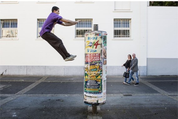 Parkour wordt meestal in de stad beoefend, waar het al eens bekijks heeft. ‘Maar we doen nooit iemand schrikken.’