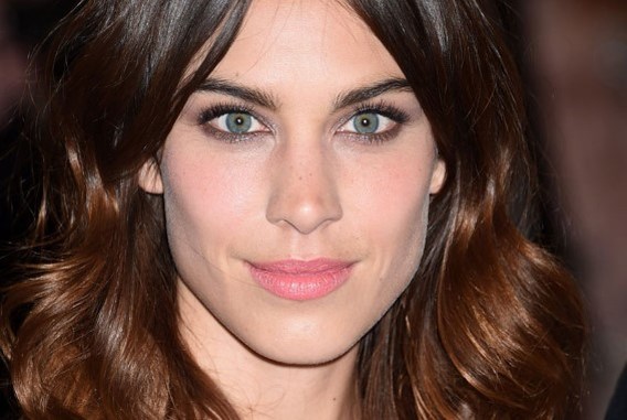 Kopieer de tijdloze make-uplook van Alexa Chung