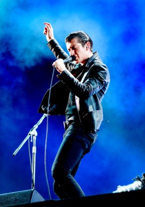 REVIEW. Arctic Monkeys (*****) Helemaal aan de voeten van Alex Turner 