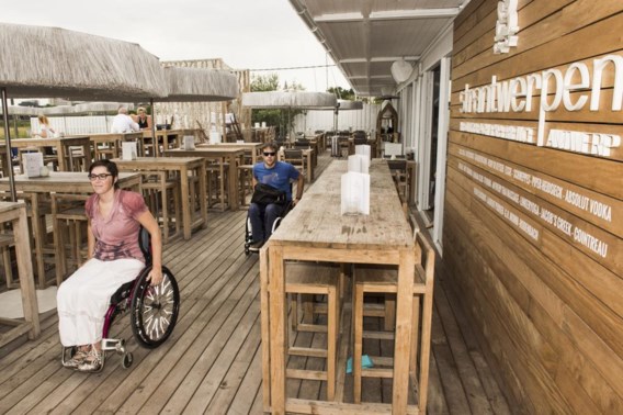 Joke en Michiel brengen met de app ‘On wheels’ de rolstoelvriendelijkheid van het Antwerpse centrum in kaart. ‘We vragen niet veel: een blauwe parkeerplek dichtbij, een helling bij te hoge drempels en een toegankelijk toilet.’