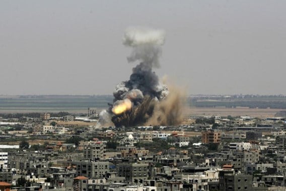 Rook en vuur rijzen op boven Rafah in de Gazastrook. Israël voert de militaire druk op Hamas op.