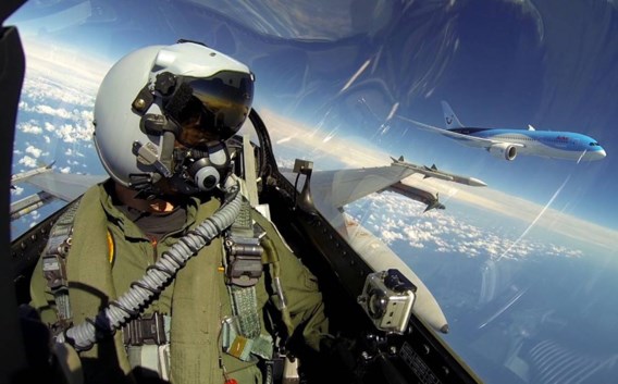 Een Nederlandse F-16-piloot neemt een erg spectaculaire selfie.