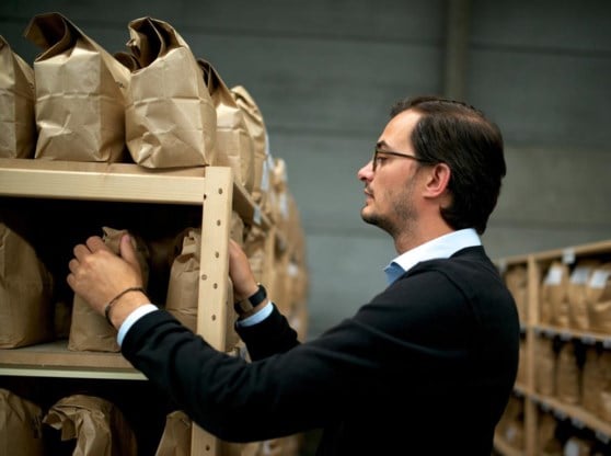 ‘Wij hebben bonen liggen uit alle koffieproducerende landen’, zegt commercieel manager Matthias De Smedt.