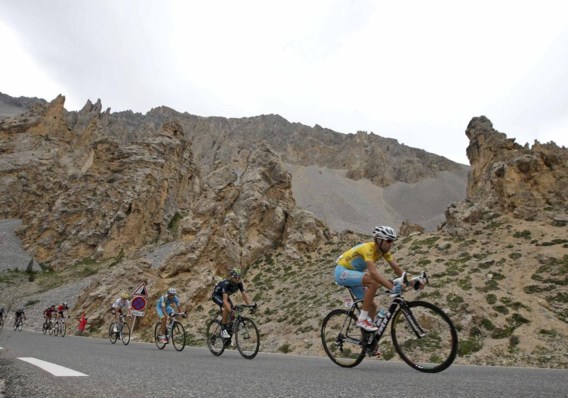 Eddy Desmedt helpt Vicenzo Nibali met acupunctuur om voor de rit zijn spieren te stimuleren, na de rit zijn recuperatie te verbeteren, en in het algemeen zijn pijn te bestrijden.