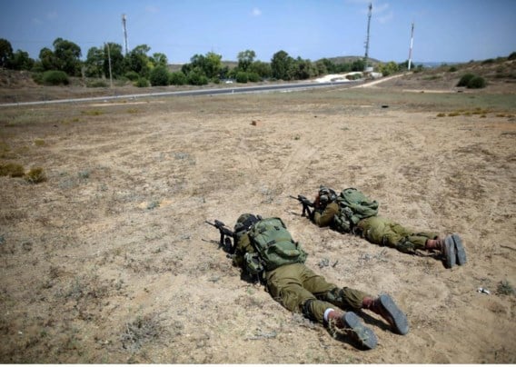 Israëlische soldaten houden de grens met Gaza in de gaten.