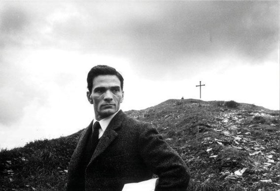 Pier Paolo Pasolini was een levende provocatie, een intellectuele rockster die een onuitwisbaar spoor heeft getrokken door de hedendaagse geschiedenis van zijn land.