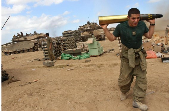 Een Israëlische soldaat draagt munitie die op Gaza zal afgevuurd worden. 