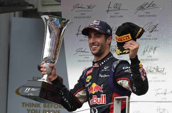 Daniel Ricciardo wint spektakelrace op de Hungaroring