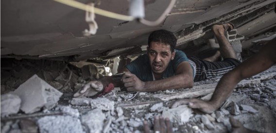 Palestijnen onderzoeken het puin van een huis dat vernietigd werd bij een Israëlische luchtaanval in het noorden van Gaza.