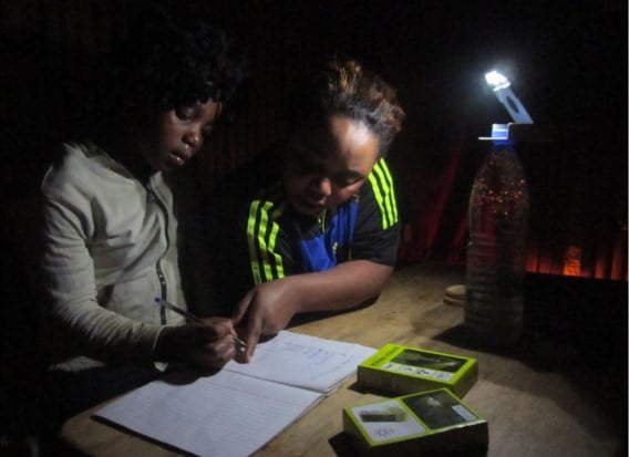 De WakaWaka Power geeft licht via twee ingebouwde ledlampjes.