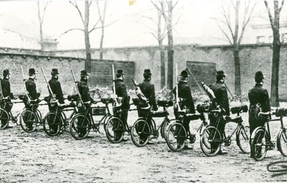 De karabiniers-cyclisten van het kamp van Beverlo in Halen, klaar om de Getebrug te verdedigen.