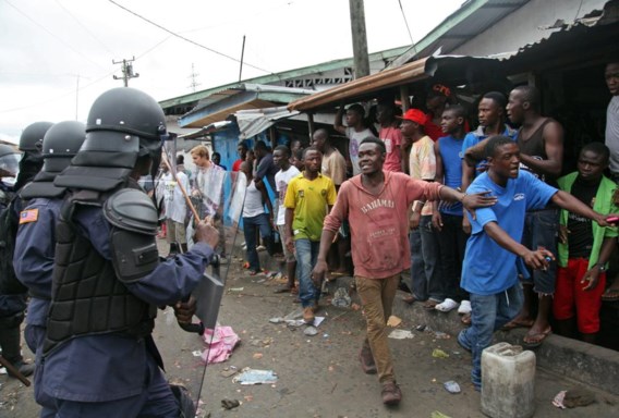 De aanpak van de ziekte door de overheid leidt tot heel wat onvrede bij de inwoners van Monrovia.