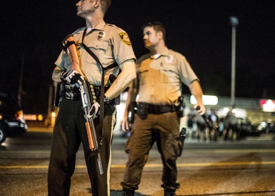 Het machtsvertoon van de politie tegen de zwarte betogers in Ferguson heeft velen in de VS geschokt.