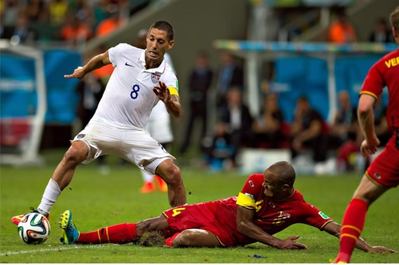 Kapitein Vincent Kompany (m.) op het WK in duel met zijn Amerikaanse collega Clint Dempsey. Op en naast het veld is Kompany de onbetwiste aanvoerder.