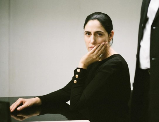 Ronit Elkabetz speelt Viviane. Ze schreef en regisseerde de film samen met haar broer.