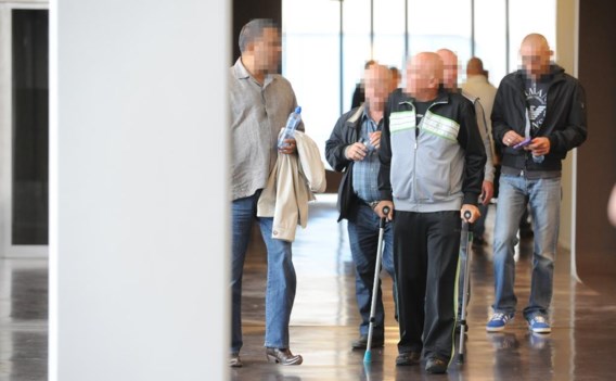 Leden van de clan-Aquino in de Hasseltse rechtszaal. ‘Met de Aquino’s zijn intussen afspraken gemaakt over mijn veiligheidssituatie’, zegt Bart S.